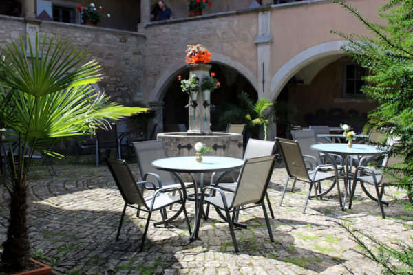 Geyer-Schloss-Cafe_Innenhof_02