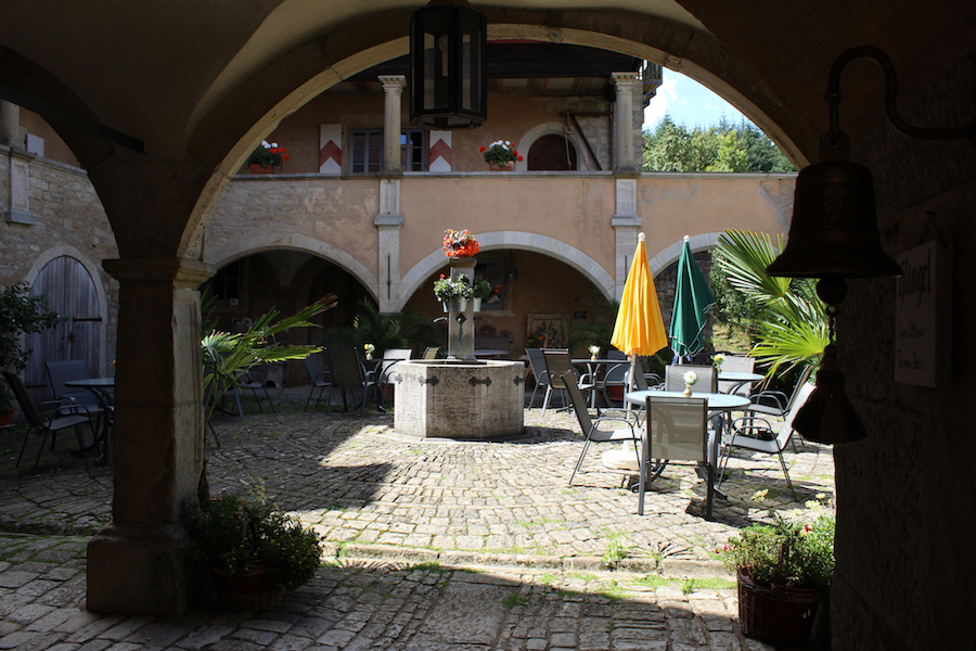 Geyer-Schloss-Cafe_Innenhof_01